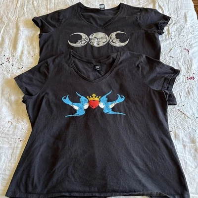 Lote de 2 Camisetas Mujer Talla 2XL 100% Algodón Cuello en V Negro Luna Pájaros Tatuaje Foto 1 de 4