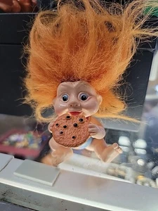 Magic Trolls Babies, Mangiare un biscotto, 3", statuina troll vintage, applausi - Foto 1 di 3