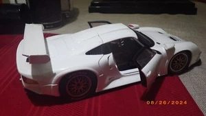1:18 UT Models Porsche 911 GT11 white - Picture 1 of 6