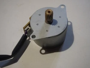 Moteur MITSUMI M49SP 2K LF7.5STEP - Bild 1 von 2