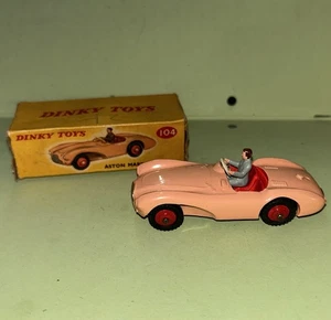 Neumáticos Dinky 104 Aston Martin rosa salmón abiertos deportivos pisados tardíos modelo en caja - Imagen 1 de 10