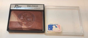 Cartera de béisbol MLB de cuero triple pliegue en relieve de los Cardenales de San Luis con caja nueva - Imagen 1 de 12