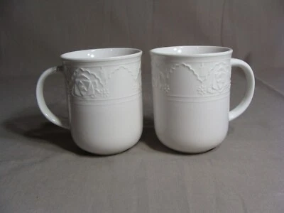 2 tazas informales de gres blanco con patrón de impresiones de encaje de ONEIDA Foto 1 de 3