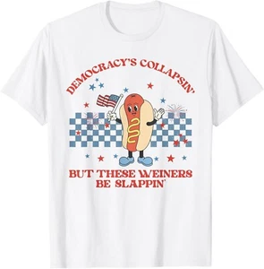 Divertida Camiseta Unisex Hot Dog Democracy's Collapsing 4th July Protest Trump - Imagen 1 de 5