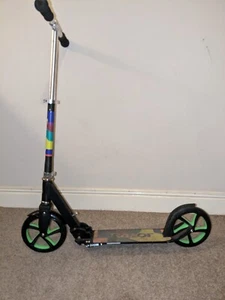 Razor A5 Lux Light up Kick Scooter grün, Alter 8+, maximales Fahrergewicht 100kg - Bild 1 von 8