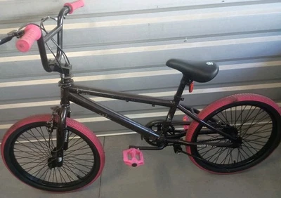 Bicicleta BMX Mongoose 20", negra y rosa Foto 1 de 4