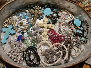 ENORME LOTE COLLARES RELIGIOSOS FE CRISTIANA CRUCES ARTE VIDRIO CUENTAS IRIDISCENTES - Imagen 1 de 1