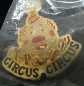 SPILLA VINTAGE CIRCUS CIRCUS CASINO HOTEL CLOWN NUOVA IN CONFEZIONE SPILLA DA COLLEZIONE - Foto 1 di 5