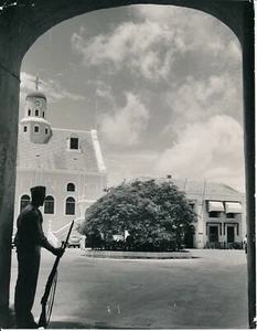 CURACAO - Guard Governer's Palace Caraïbes - GF 761 - Picture 1 of 2