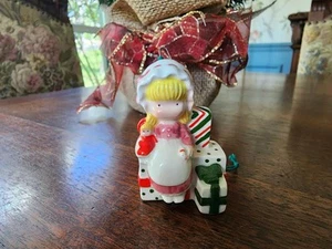 Vintage 1979 Joan Walsh Anglund Niña con Regalos Cerámica Adorno de Navidad Japón - Imagen 1 de 5