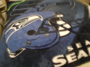 Seattle Seahawks blau-weiß-limette-schwarz super weich 50x60 Plüsch Überwurf Decke - Bild 1 von 2