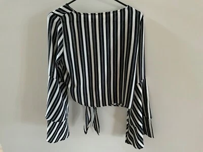 Gravata frontal Altar'd State listras brancas pretas caprichosas crop Pequena manga belle - Imagem 1 de 4