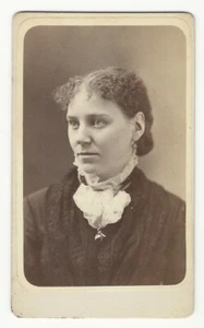 PORTRAIT OF AN ATTRACTIVE SERIOUS YOUNG WOMAN IN MANCHESTER, NEW HAMPSHIRE (CDV) - Picture 1 of 3