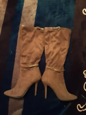 Botas Delicious para mujer talla 7 marrón, tacones de aguja, hasta la pantorrilla, gamuza sintética, usadas en excelente estado Foto 1 de 4