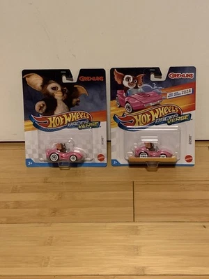 Hot Wheels 2024 y 2025 Verso Corredor Gremlins Gizmo Barbie Corvette Rosa Lote de 2 Foto 1 de 2