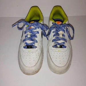 Nike Air Force 1 Blanco Tenis Zapatos Talla 5.5Y Talla 7 Mujer Estilo DQ7767-100 - Imagen 1 de 7
