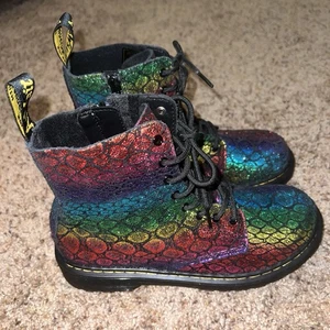 Dr. Martens Kids 1460 Pascal Metallic Boots- 4m Black/Rainbow NWT - Picture 1 of 18