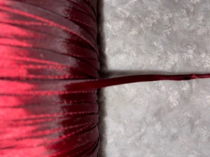 "Cable de tubo de espagueti rojo iridiscente negro iridiscente de ladrillo cereza oscuro 1/4" - Imagen 1 de 3