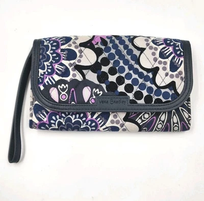 Cartera Muñequera Vera Bradley Mimosa Medallón Azul Marino Púrpura Acolchada  Foto 1 de 4