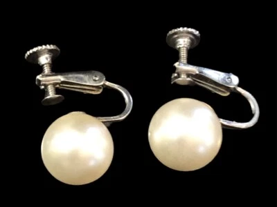 Richelieu signed Vintage faux pearl stud earrings. Hinged screw back. - Image 1 of 4