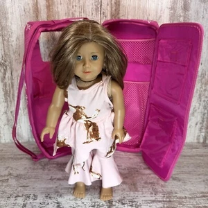 Muñeca Kanani Akina American Girl retirada GOTY 2011 con atuendo y estuche de viaje - Imagen 1 de 15