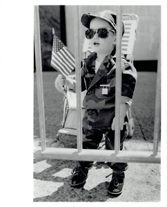 1991 Original Photo young child at Welcome Home Persian Gulf War Parade Chicago  - Picture 1 of 2