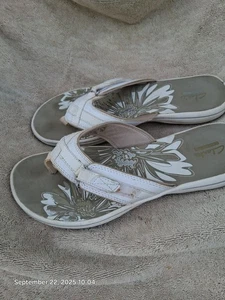 Chanclas Clarks para mujer talla M9, gris cielo sandalia tanga tiras blancas florales - Imagen 1 de 5