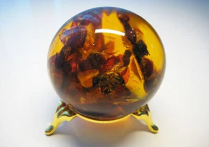Enorme recuerdo de bola con ámbar báltico genuino e insectos + soporte color dorado!!¡! - Imagen 1 de 8