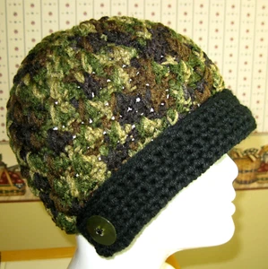 Erwachsene Damen Handarbeit gehäkelt Schirmmütze Beanie Tarnmuster geknöpfte Klappe schwarze Krempe - Bild 1 von 3