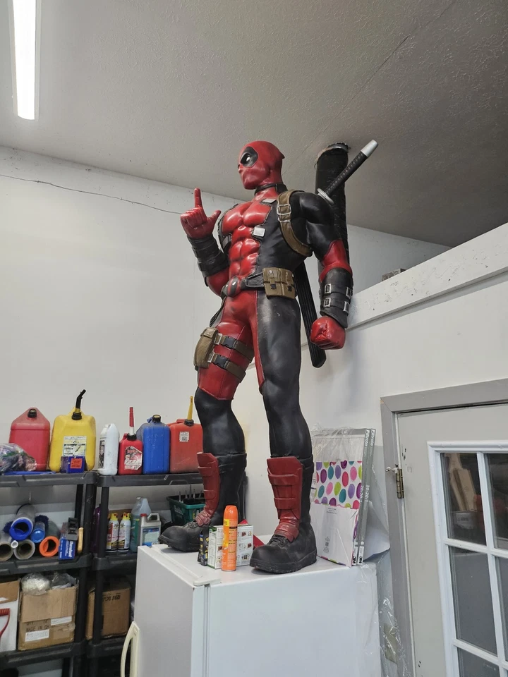 Estatua de lujo de espuma tamaño natural DeadPool clásica de Marvel 6'2 pies Foto 1 de 1