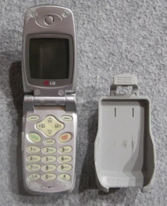 Téléphone à rabat vintage Telus LG-TM520 Telus - DOA - Non testé - Comprend un clip de ceinture - Photo 1 sur 9