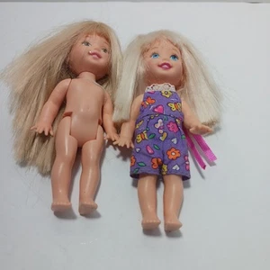 2 muñecas Barbie Little Sister Kelly Mattel 4" 1994 un traje uno desnudo - Imagen 1 de 4
