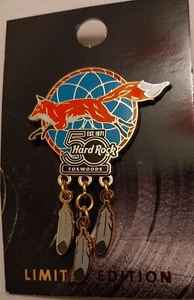 HARD ROCK CAFE FOXWOODS 50 JAHRE FUCHS AUF DREAMCATCHER BAUMELNDE FEDERN 2021 PIN - Bild 1 von 2