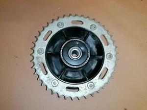 DRUM REAR SPROCKET PORTACORONA RUOTA POST SUZUKI DR 600 650 RS 86/96 6461144B10 - Foto 1 di 4