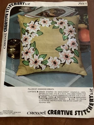 KIT DE ALMOHADA DE COLECCIÓN 1974 Vogart Corona de Madera para Perros CreativeStitchery Crewel 782A Foto 1 de 3