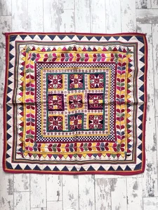 Colgante de pared indio vintage Gujarati hecho a mano tela decoración de pared 86 cm x 89 cm - Imagen 1 de 10