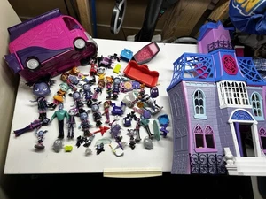 Disney Jr Vampirina Spielhaus Schloss mit Figuren, Van und Zubehör Spielzeug - Bild 1 von 20