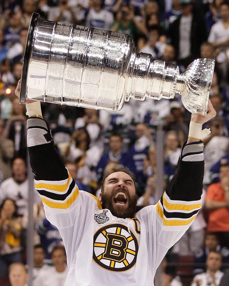 Zdeno Chara Lifting the Stanley Cup Boston Bruins 8x10 NHL Hockey Photo - Image 1 of 1
