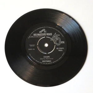 MUSTANGS Escape / Gonks Go Beat 45RPM Indian Garage Surf Rock 1967 1st Press Rar - Picture 1 of 4