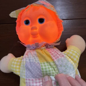 Muñeca Hasbro Globaby Glow Baby Light Up Gloworm Patchwork 1984 de colección FUNCIONA - Imagen 1 de 9