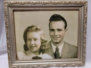 Foto Vintage Tintado Retrato Pareja Bonita Sonrisa Mediados de Siglo En Marco 8x10 - Imagen 1 de 2