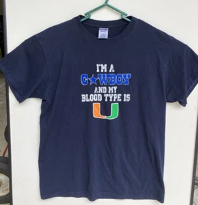 T-shirt I'm A Cowboy and my Bloodtype is U (Hurricanes) taglia L grafica blu scuro - Foto 1 di 5