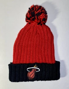 NBA Adidas Miami Heat Puños Pom Pom Rayas Tejido Gorro Rojo/Negro Nuevo Con Etiquetas - Imagen 1 de 3