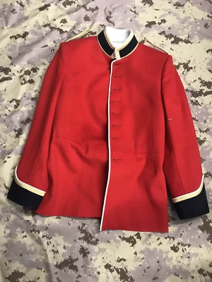 Uniforme de vestido militar canadiense abrigo rojo desgaste mínimo Foto 1 de 4