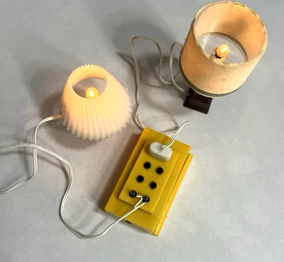 Lámparas eléctricas vintage para casa de muñecas Renwal años 60 (2) - ¡Ambas funcionan! ~ En muy buena condición Foto 1 de 4