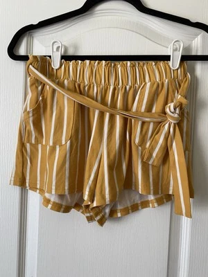 Pantalones Cortos Rue 21 Amarillo Pineado Rayas Cinturón Talla Mediana Foto 1 de 3