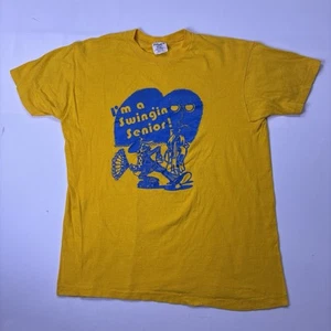 Camisa Gráfica Paknit Ropa Deportiva Amarilla Grande Para Hombres 'Swinging Senior' De Colección Años 70 80 - Imagen 1 de 13