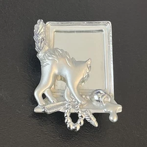 VTG American Jewelry Co. Silver Tone Scaredy Cat In Mirror Brooch Cat Lady Pin - Picture 1 of 2
