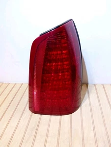 2000-2005 Cadillac Deville Passenger (RH) Tail Light Quarter Panel Mtd Side Scuf - Picture 1 of 12