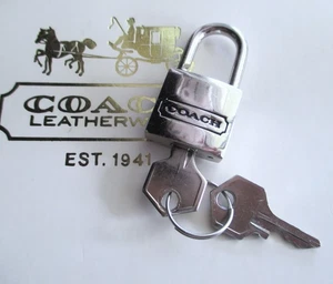 Charm Borsa Portachiavi Coach Funzionante Lucchetto Chiavi NUOVO - Foto 1 di 2
